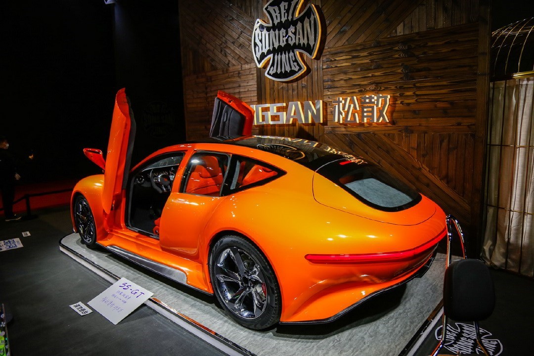 松散机车ss gt纯电跑车预售价29.8万元 续航800km