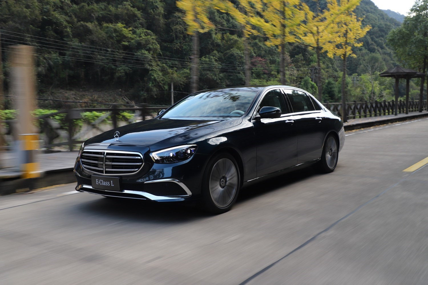 试驾奔驰e级:新派豪华 古典豪华的行政级轿车