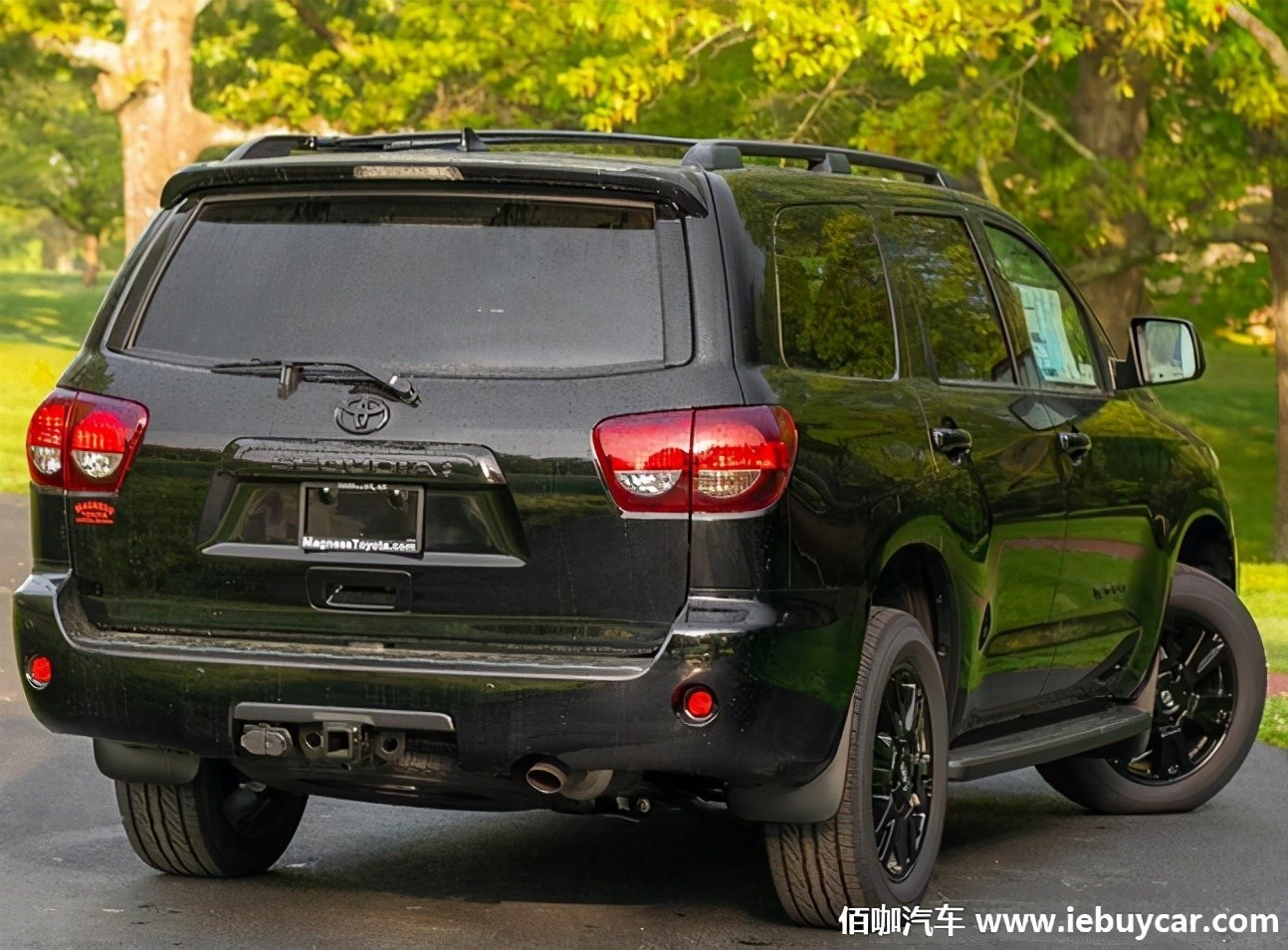 黑化版丰田红杉海外实拍图曝光外观细节熏黑处理