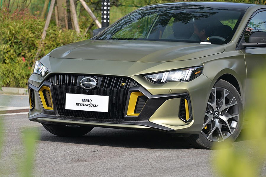 从造型来看,广汽传祺影豹的前脸采用了机翼x型的前脸设计,并且格栅内